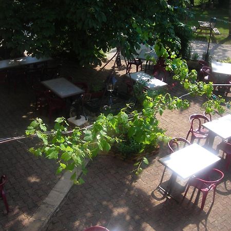 Hotel Chastrusse Nadaillac-de-Rouge Bagian luar foto